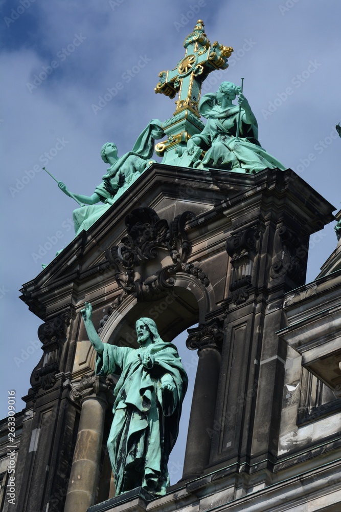 Obraz premium Berlin, Germany – April 9, 2015: Berlin Cathedral, Berliner Dom (Upper parish church and cathedral to Berlin) at the Lustgarten on Museum Island is an Evangelical church and dynastic tomb in Berlin