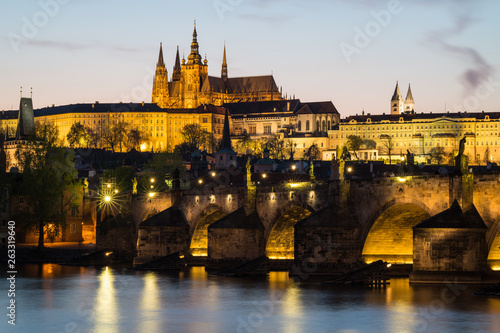 St. Veits-Dom, Prager Burg und Karlsbrücke in der Goldenen / Blauen Stunde