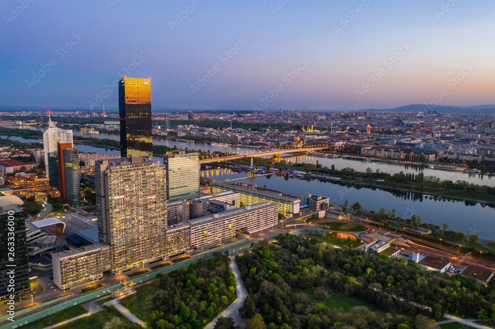 Fototapeta premium Beautiful drone shot of Vienna at sunset