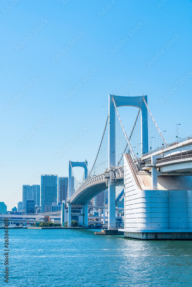 レインボーブリッジと高層マンション High-rise apartment in Tokyo レインボーブリッジと高層マンション High-rise apartment in Tokyo