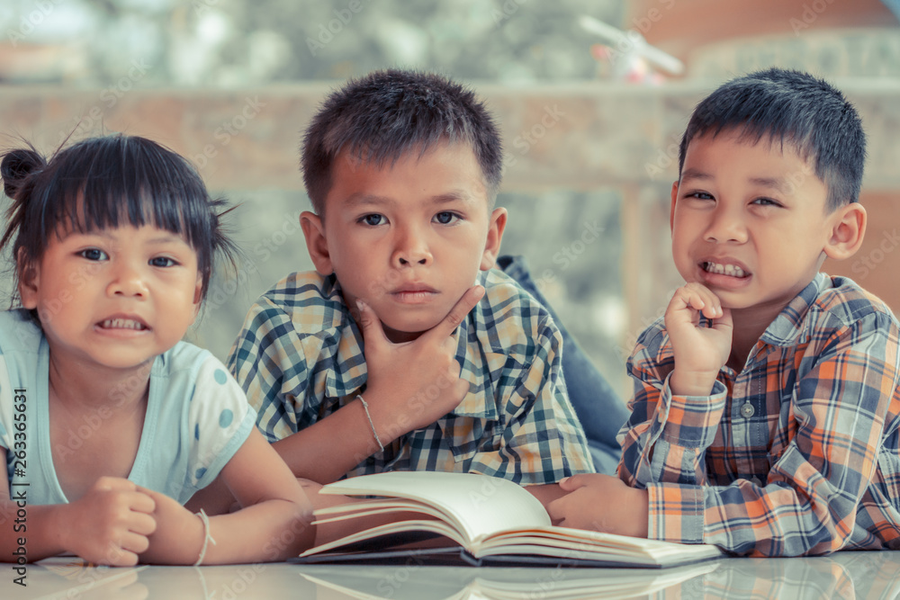 Children who are interested in staring at books. Children who are interested in staring at books.