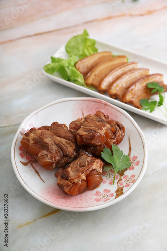 沖縄伝統料理の豚足テビチと三枚肉