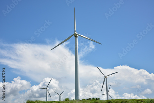 Wind power in the grassland © 一飞 黄