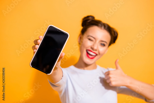 Fotografía Close up photo of funky energetic student showing her mobile phone agreement app