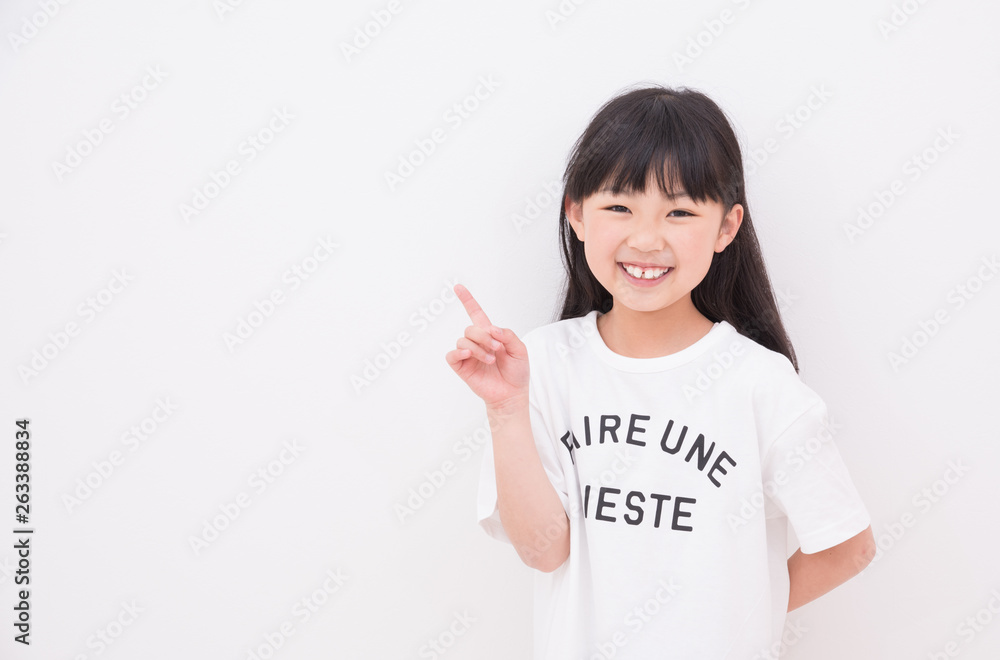 お勧めポーズをする小学生の女の子 お勧めポーズをする小学生の女の子