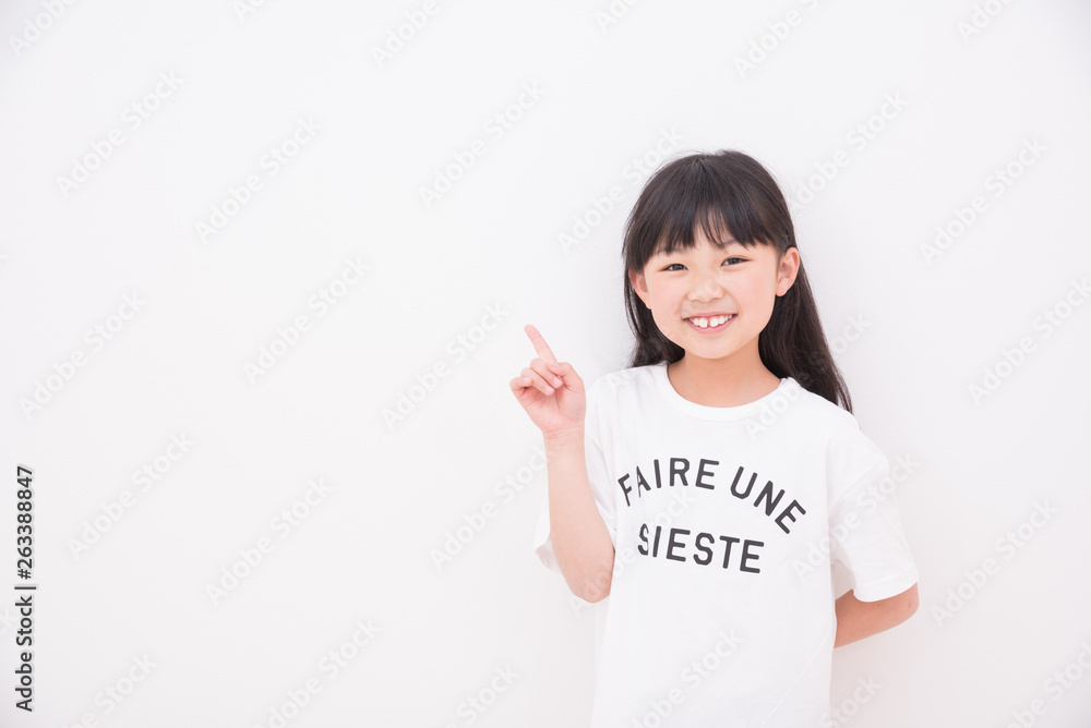 お勧めポーズをする小学生の女の子 お勧めポーズをする小学生の女の子