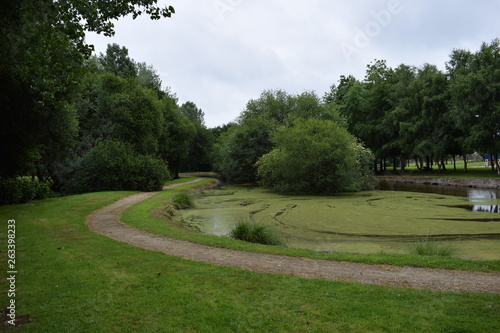 Très joli parc où il est très agréable de se promener au bord de l'étang