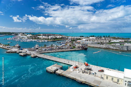Photo port in bermuda island with docked boats.