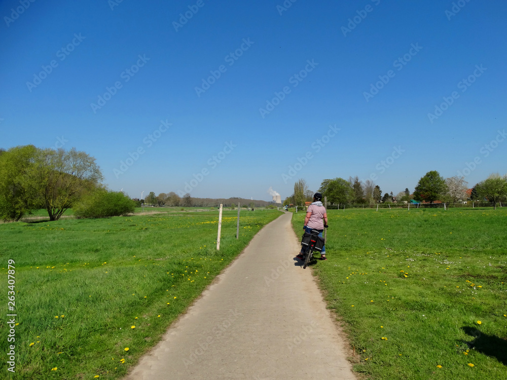 Radfahrer auf dem Weser Radweg an einem sonnigen Tag Radfahrer auf dem Weser Radweg an einem sonnigen Tag