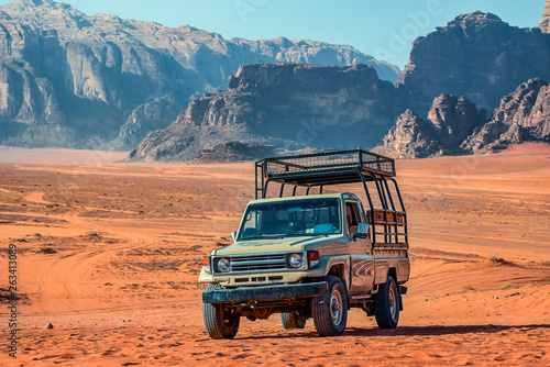 Foto .old Japanes jeep in front of incredible lunar landscape in Wadi Rum in the Jord