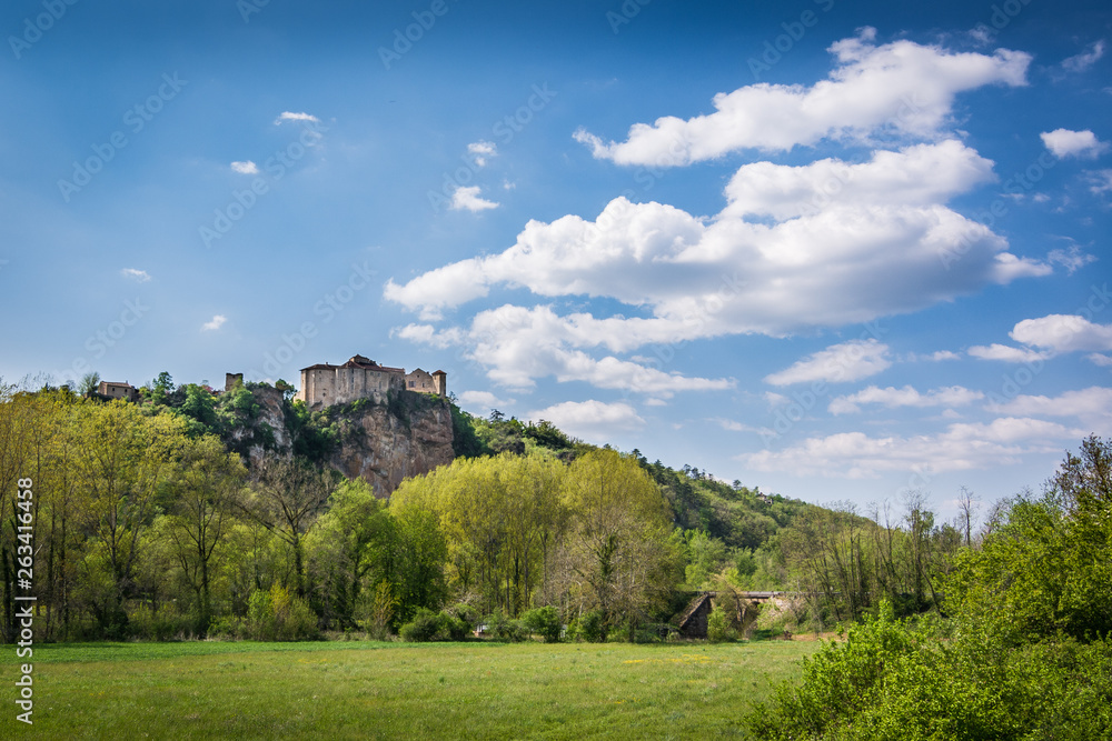Fototapeta premium Vue sur le château de Bruniquel, Tarn et Garonne