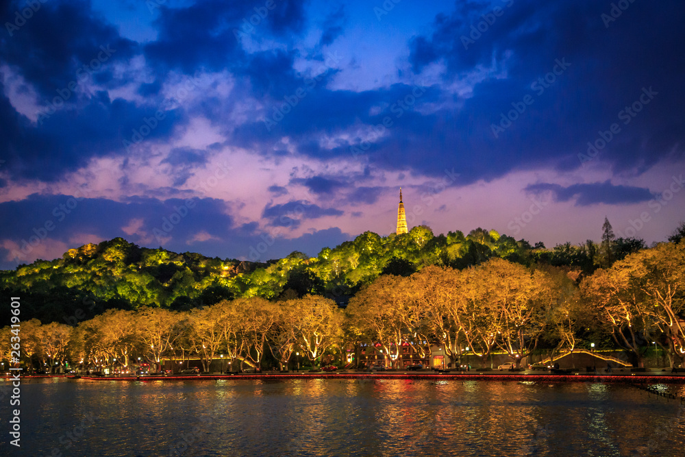 Obraz premium sunset over west lake