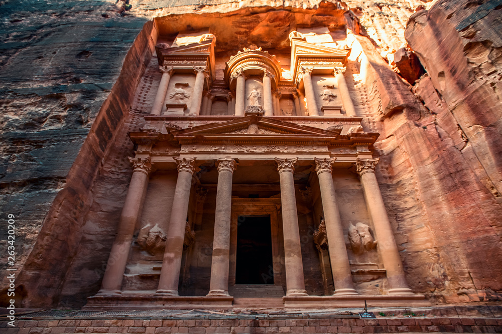 Φωτογραφία .incredible and mystical look at the Al Khazneh tomb. The Treasury tomb of Petra