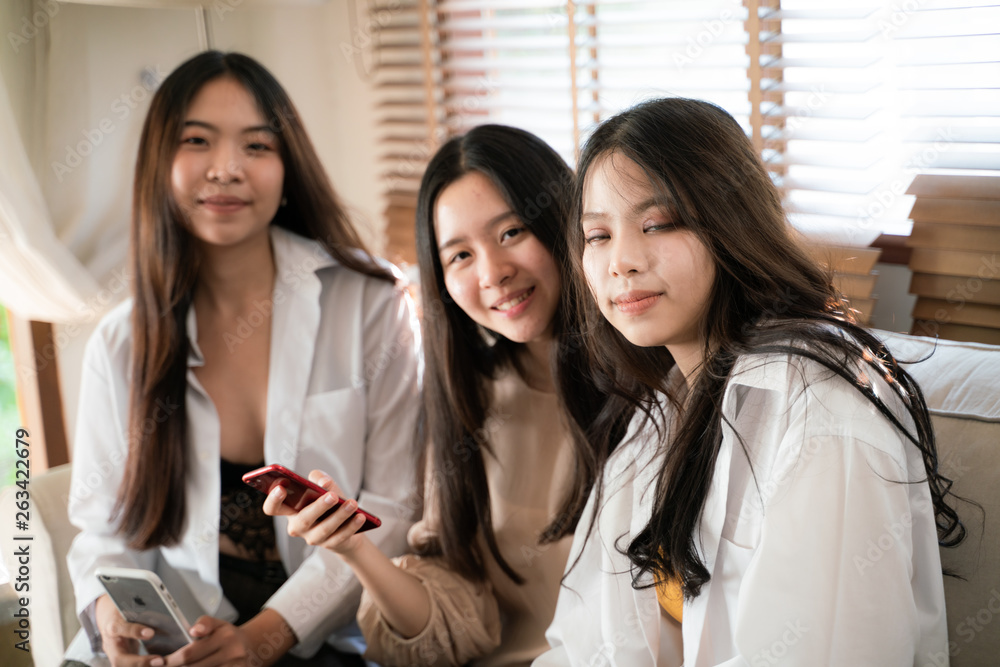 Obraz premium Group of business white collar women use smartphone with colleague