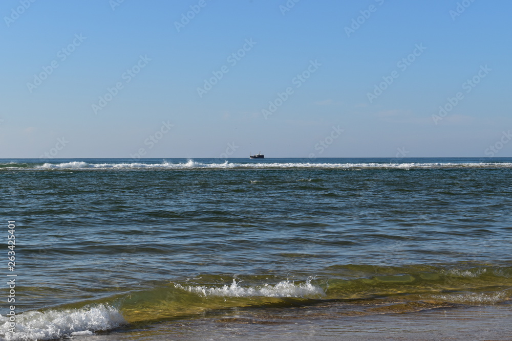 Au large chalutier rentrant de la pêche en mer