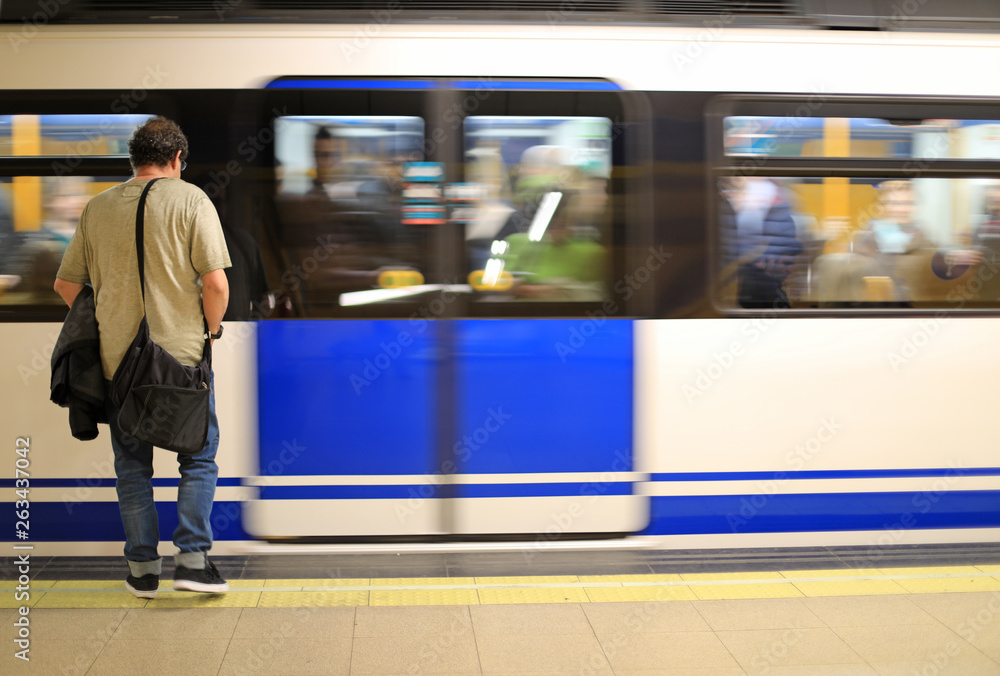 persona esperando en el andén del metro 4M0A8987-as19 - obrazy, fototapety, plakaty 