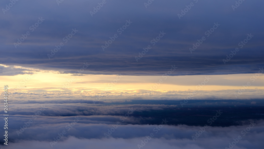 Amanecer de Madrid entre las nubes