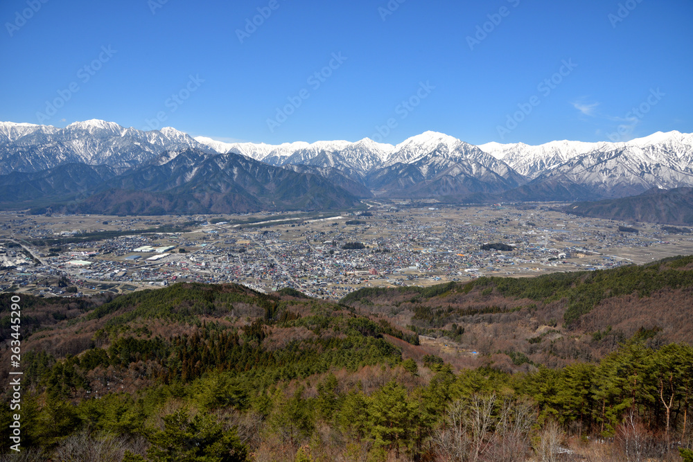 長野県大町市 鷹狩山から見る北アルプスと大町市街 長野県大町市 鷹狩山から見る北アルプスと大町市街