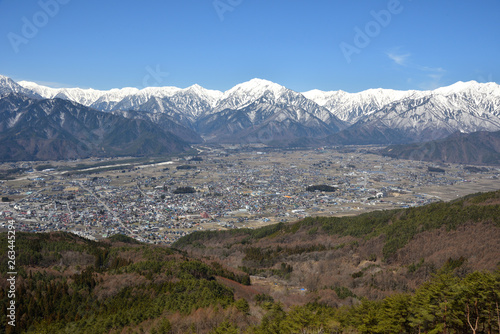 長野県大町市 鷹狩山から見る北アルプスと大町市街 © Sanae Arai