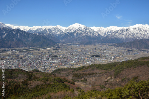 長野県大町市 鷹狩山から見る北アルプスと大町市街