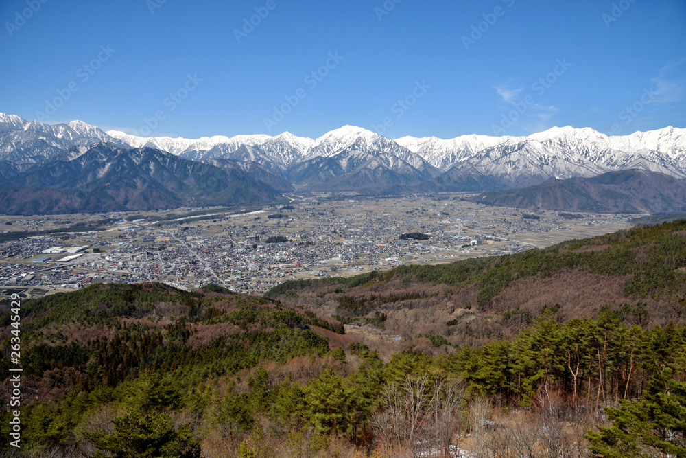 長野県大町市 鷹狩山から見る北アルプスと大町市街