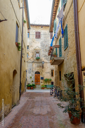 Fototapeta Naklejka Na Ścianę i Meble -  Pienza narrow streets and arquitecture details. Tuscany, Italy