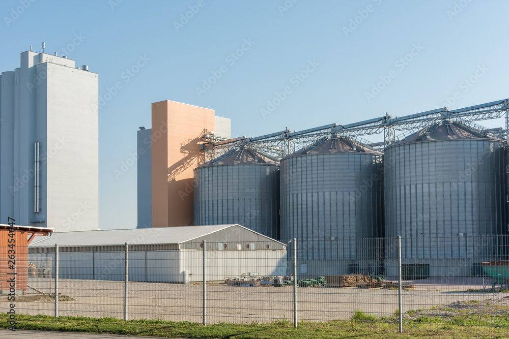 Getreidesilos für die Lagerung von Lebensmittelprodukten in einer modernen Mühle