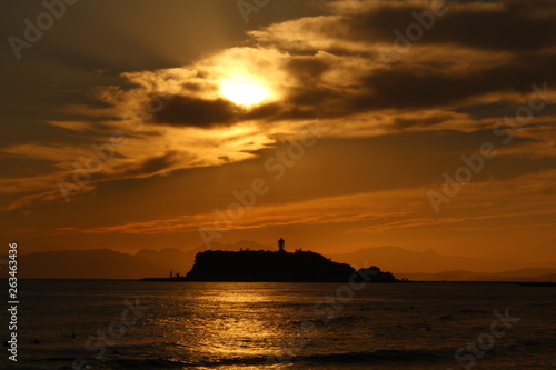 江ノ島と夕日 © 哲二 川端