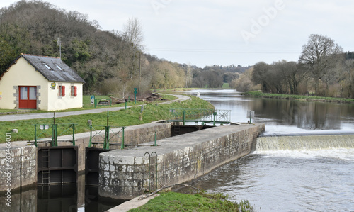 Grande écluse pour franchir la cascade pour les bateaux sur Le Canal de Nantes à Brest dans la campagne bretonne
