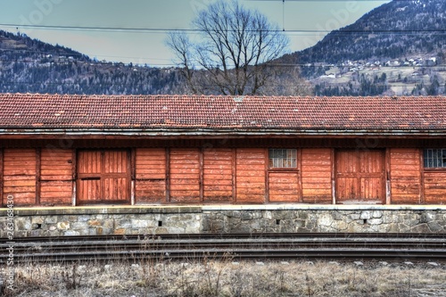 Tirol, Scheune, Schuppen, Lager, Halle, Tür, Tor, Bahnhof, Fenster, Dach, Schindeln, Dachschindeln, Baum, Winter, kahl, Damm, Bahndamm, Bahnhof, Holz, Hütte, Holzhaus, Haus, Lost Place, Urban Explorin photo