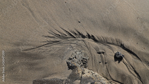 sable et roche sur une plage de l'Atlantique photo