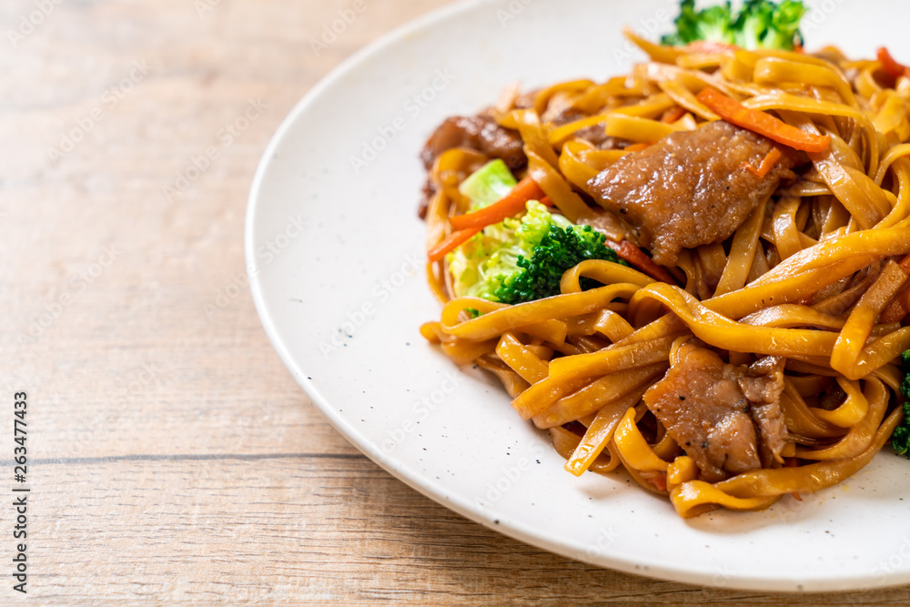 stir-fried noodles with pork and vegetable stir-fried noodles with pork and vegetable