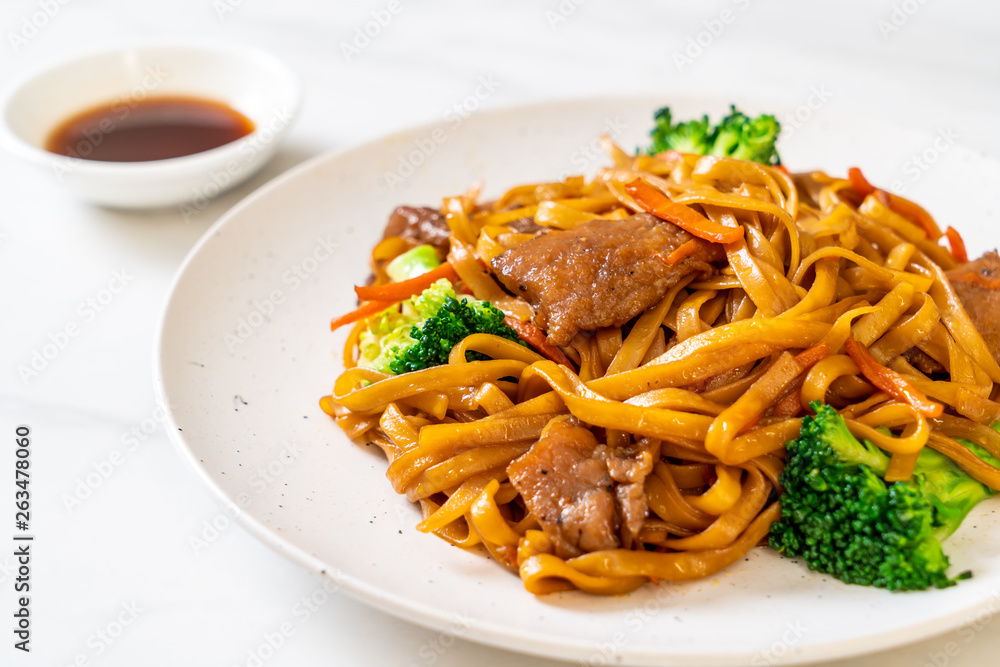 stir-fried noodles with pork and vegetable