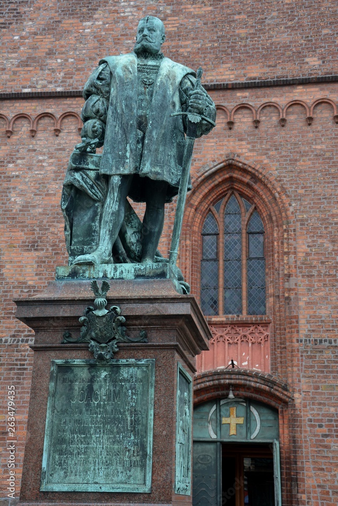 Obraz premium The monument of Elector Joachim II von Brandenburg (1505-1571) before the Saint Nikolai Church in Berlin Spandau on June 10, 2015, Germany