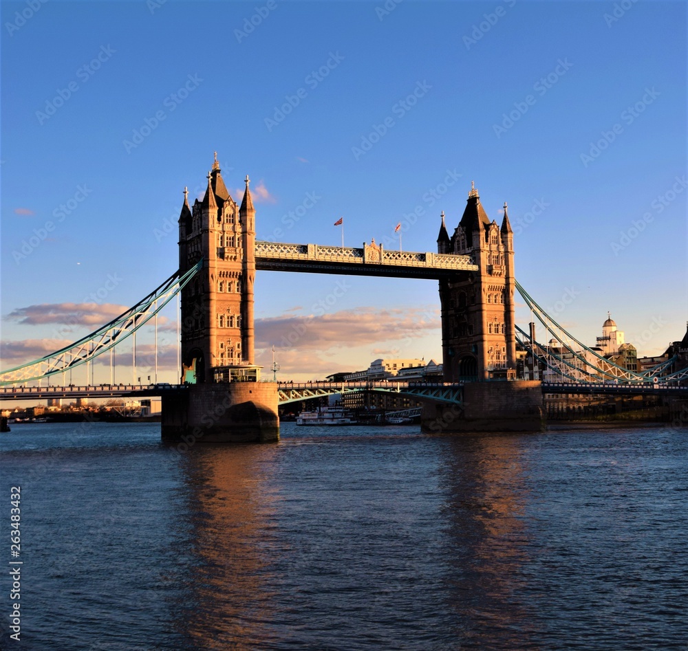 Fototapeta premium Tower Bridge London clear blue sky