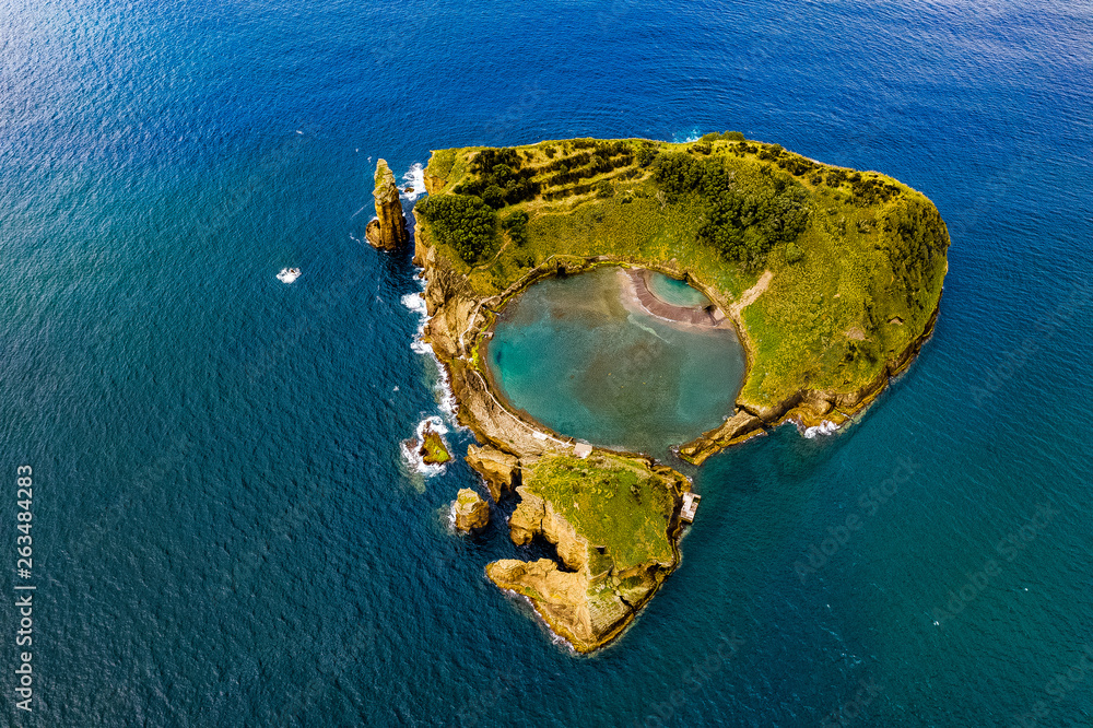 Fototapeta premium Die Azoren aus der Luft - Sao Miguel - Heisse Quellen, Gärten, Sen und Landschaften aus der Luft 