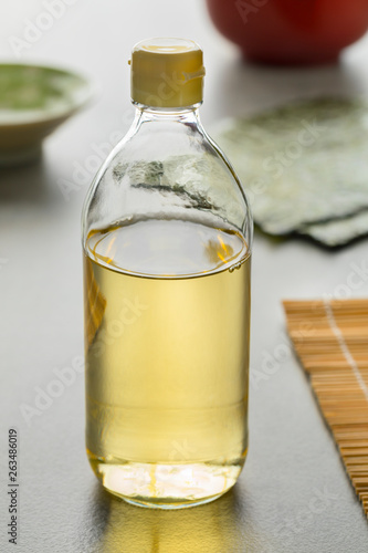 Fotografía Bottle with traditional Japanese rice vinegar
