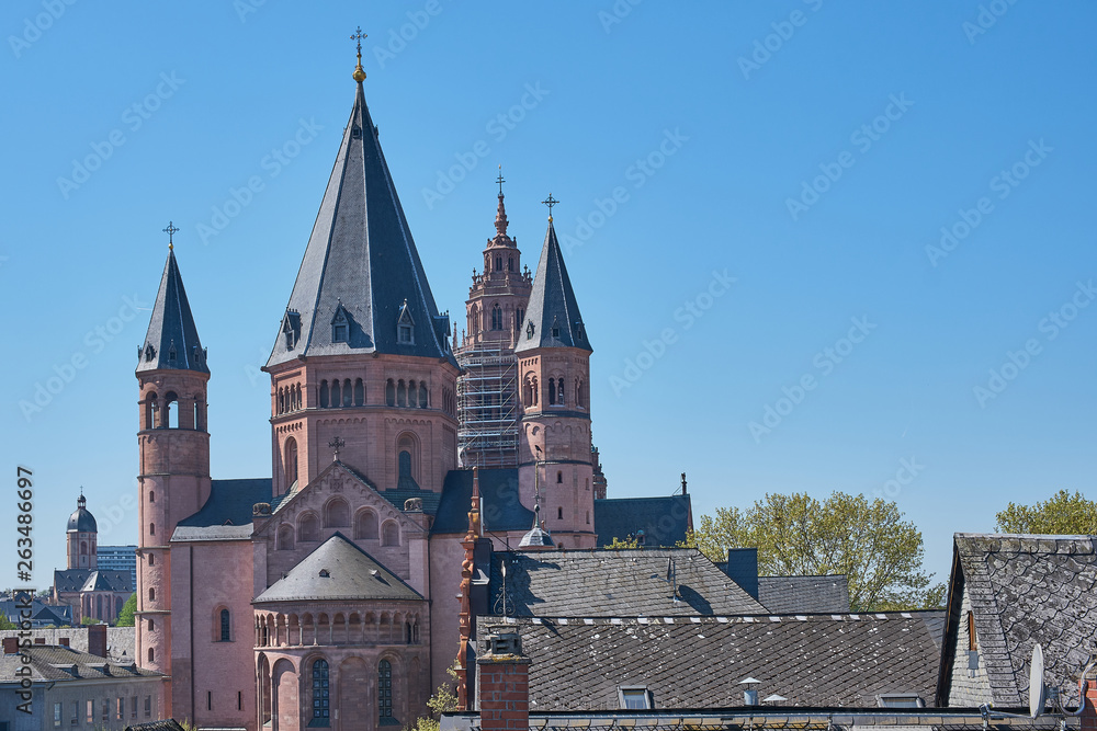 Fototapeta premium The St. Martins Cathedral, Dom of Mainz, Germany, horizontal color picture on a cloudless day