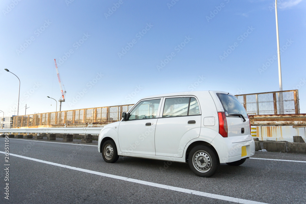 Obraz premium 軽乗用車 道路走行