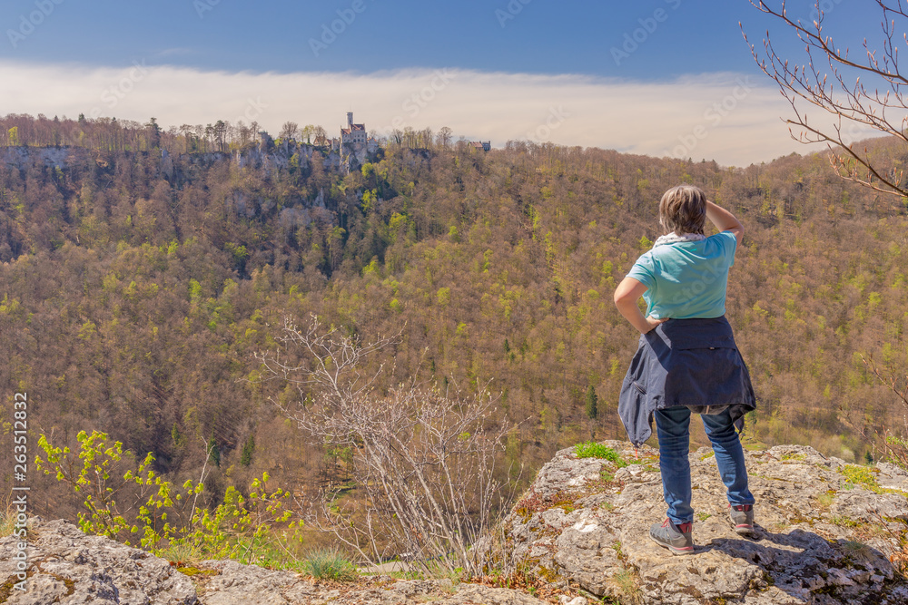Fototapeta premium Wanderer blickt von Traifelberg über das Echaztal zum Schloss Lichtenstein