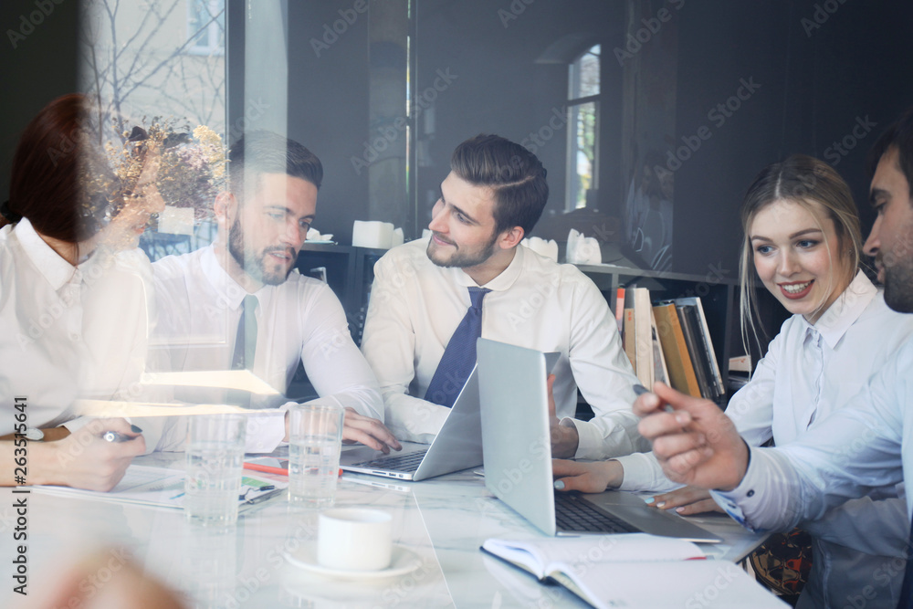 Fototapeta premium Business team is holding a meeting hrough the glass.
