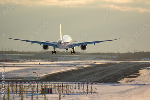 Airplane landing to airport runway