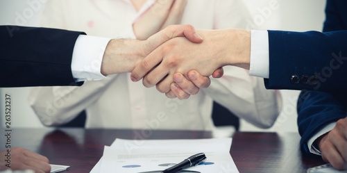Wallpaper Mural Business people shaking hands finishing up a meeting Torontodigital.ca