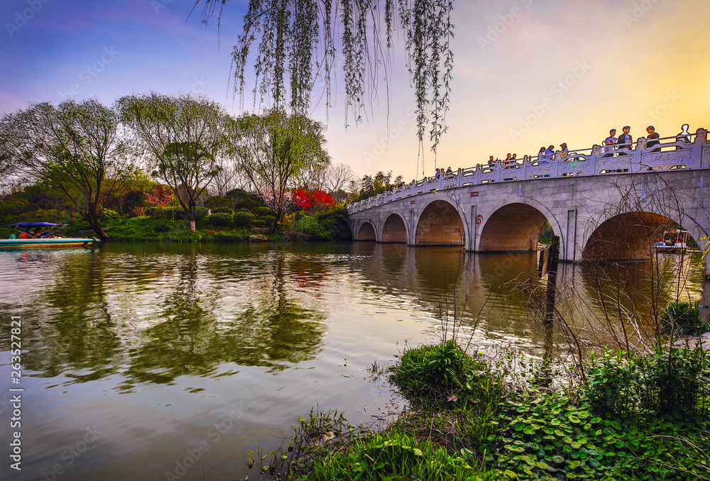 Obraz premium Old traditional Chinese bridge in city park.