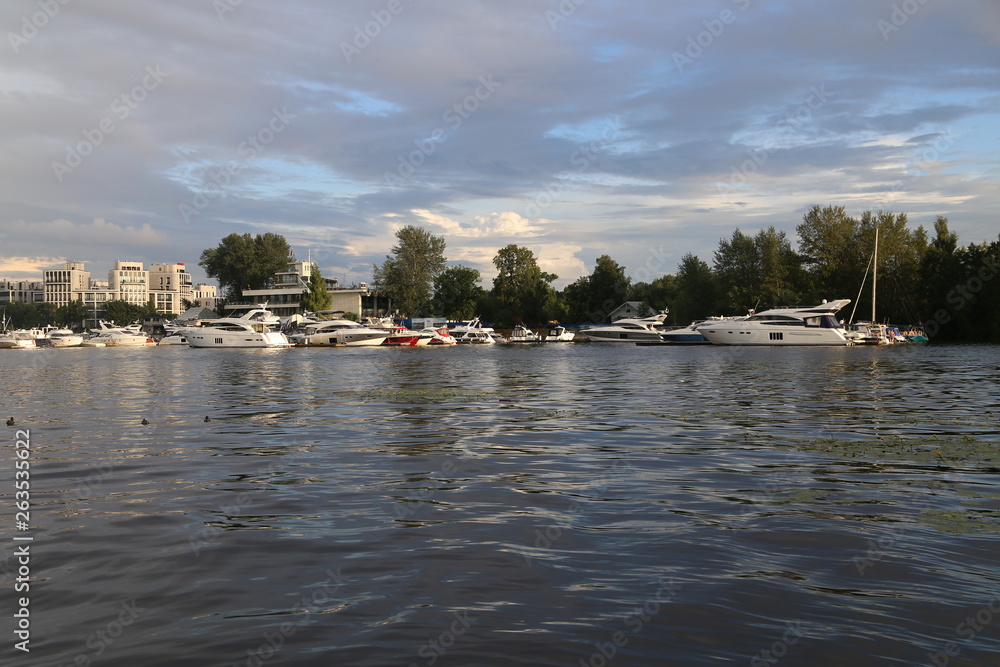 Obraz premium beautiful houses and yachts at sunset on the shore of the Gulf of Finland