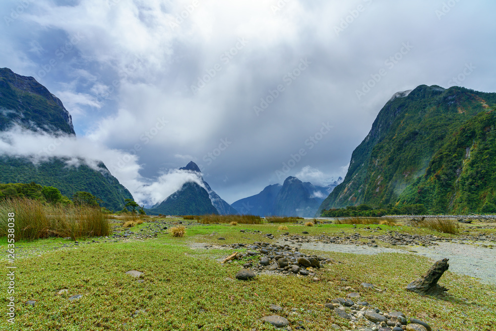Obraz premium mountains in the clouds, milford sound, fiordland, new zealand 2