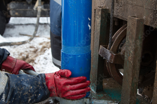Wallpaper Mural worker's hands Torontodigital.ca