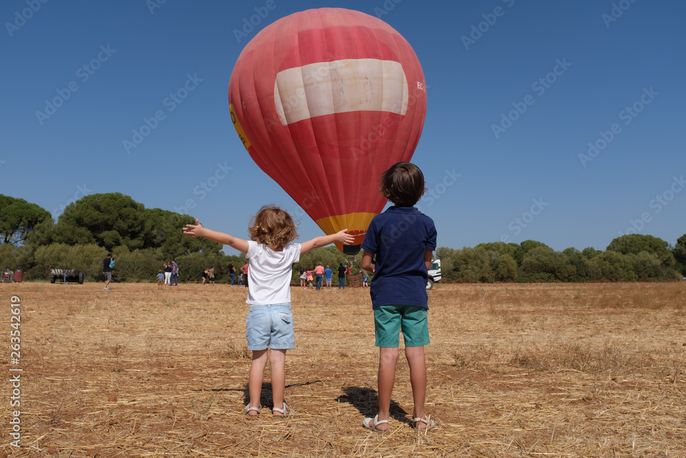 Obraz premium Globo aerostático y niños