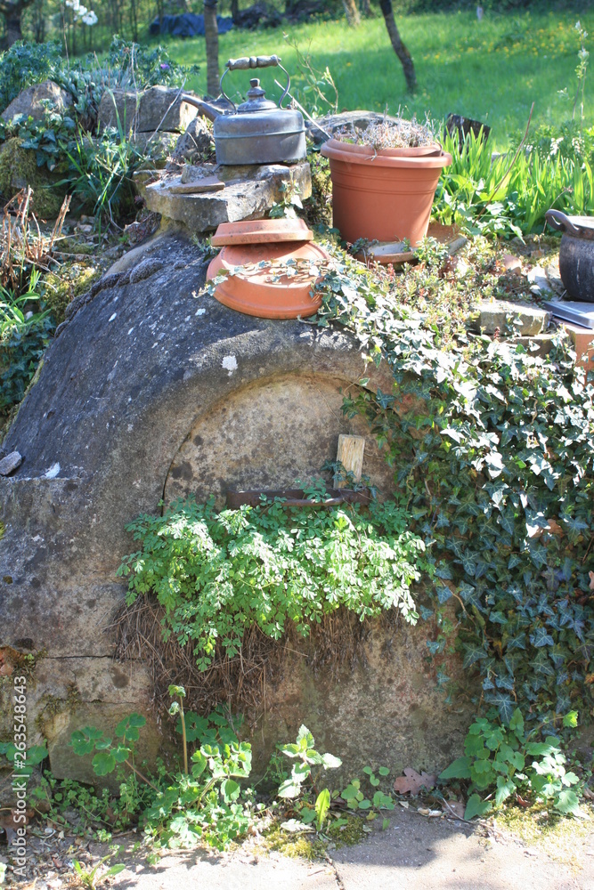 Obraz premium Alter Pizzaofen im Garten