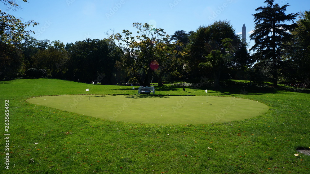 Obraz premium White House / A dedicated putting place for President Obama in front of Rose Garden.